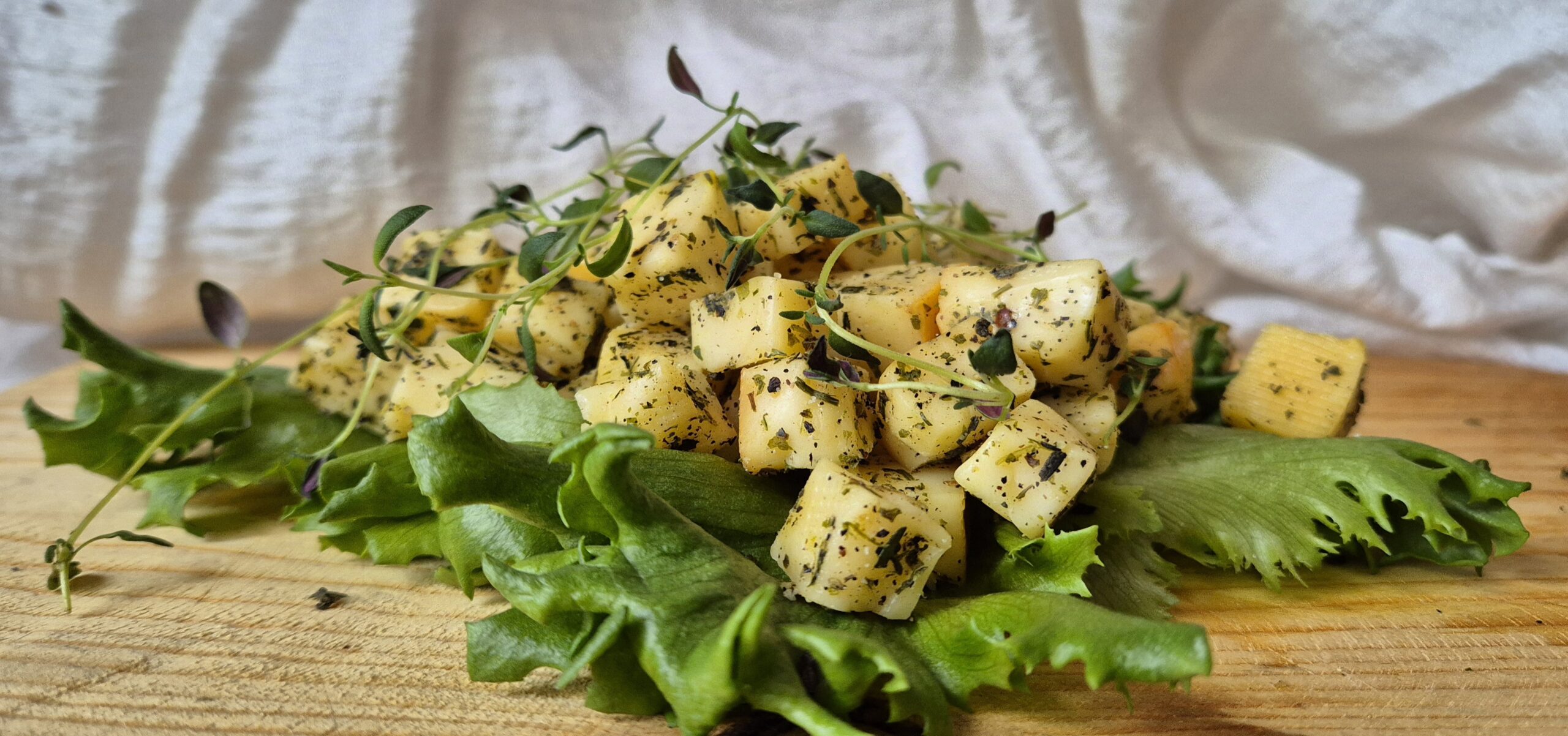 Suitsujuustu kuubikud ürtidega 200 g